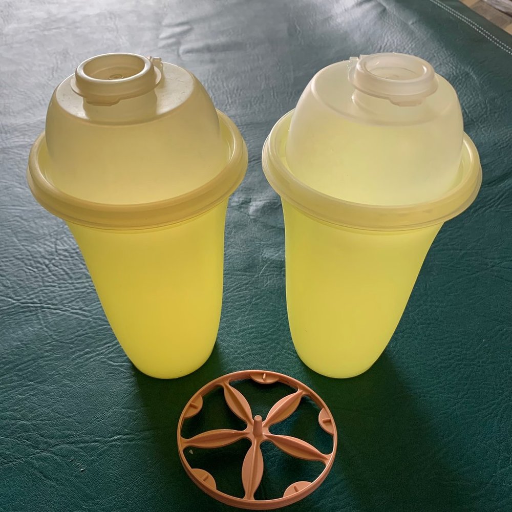 Vintage Tupperware 16oz quick shaker with one wheel disk gravy shakes